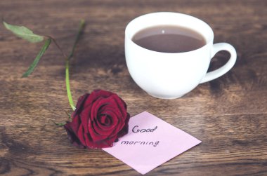 Günaydın, bir fincan kahve ve gülle.