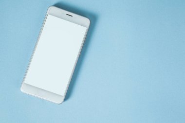 Masa arkasındaki akıllı telefon