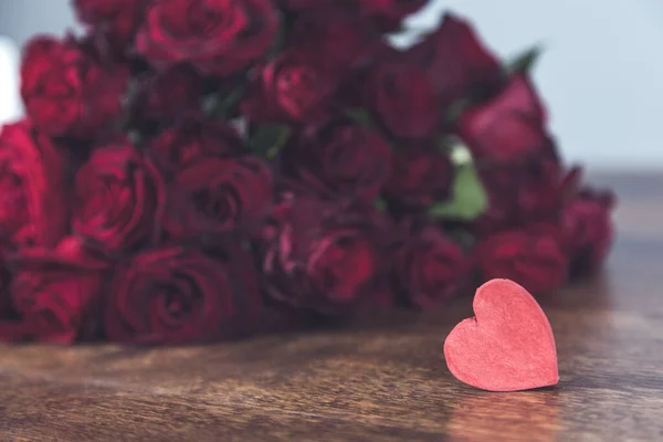 Μπουκέτο Κόκκινα Τριαντάφυλλα Καρδιά Στο Γραφείο — Φωτογραφία Αρχείου
