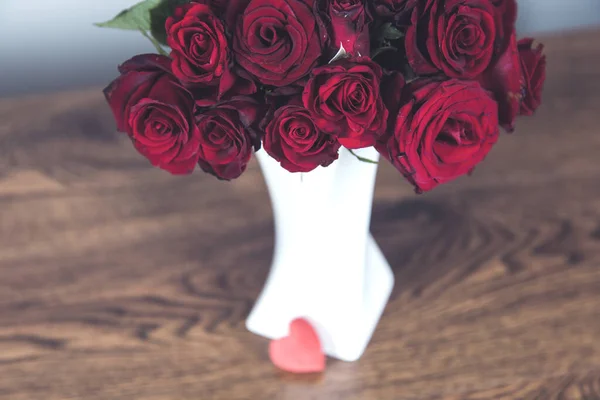 Μπουκέτο Κόκκινα Τριαντάφυλλα Καρδιά Στο Γραφείο — Φωτογραφία Αρχείου