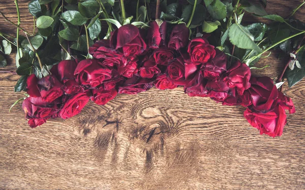 Букет Червоних Троянд Дерев Яному Столі — стокове фото