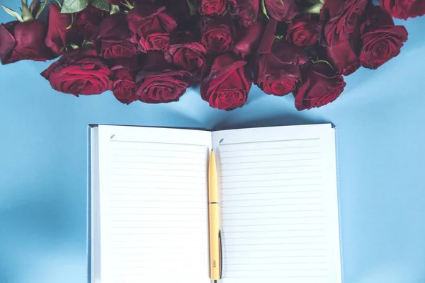 Notepad Bouquet Roses Desk — Stock Photo, Image