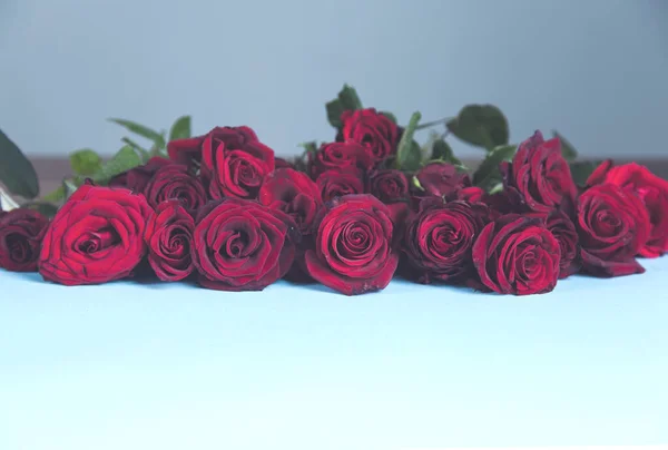 Μπουκέτο Κόκκινα Τριαντάφυλλα Στο Φόντο Γραφείο — Φωτογραφία Αρχείου