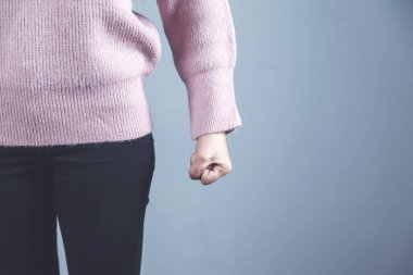 Gri arka planda kızgın kadın yumruğu