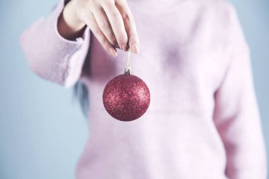 Noel ağacı süslemesi tutan kadın.