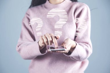  Ekranda soru işareti olan cep telefonu