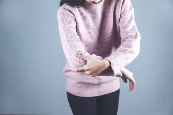 Kvinna Hand Värk Armbåge Grå Bakgrund — Stockfoto