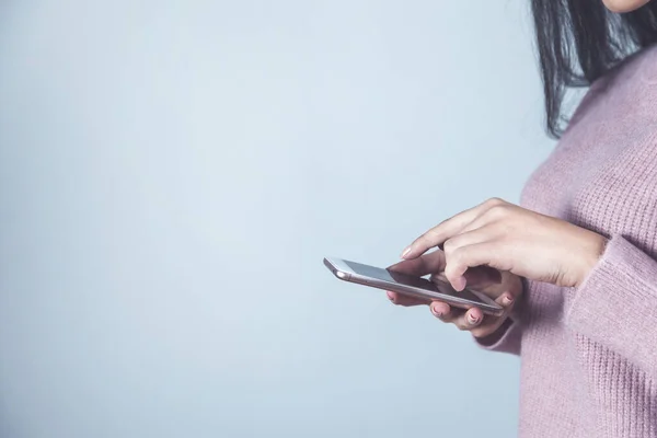 Donna Telefono Con Mano Toccando Schermo — Foto Stock