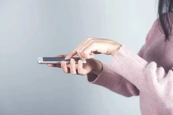 Mujer Mano Celebración Teléfono Inteligente Sobre Fondo Gris — Foto de Stock