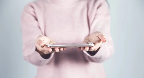 Kvinna Hand Hålla Smart Telefon Grå Bakgrund — Stockfoto