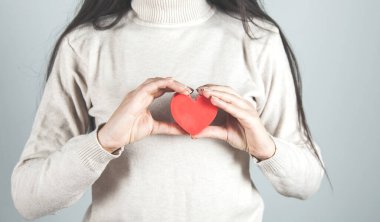 Red Hearton Gri Sırtüstü Tutan Kadın