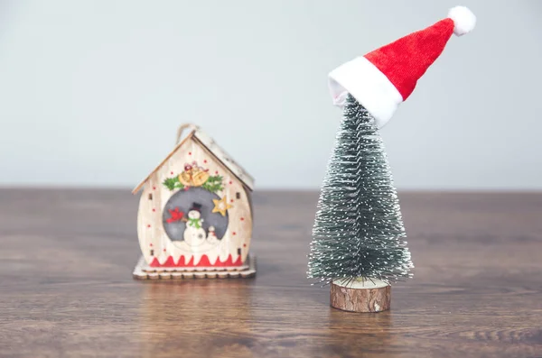 Μικρό Χριστουγεννιάτικο Δέντρο Και Σπίτι Μοντέλο Στο Γραφείο — Φωτογραφία Αρχείου