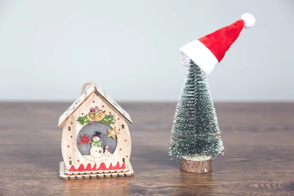 Μικρό Χριστουγεννιάτικο Δέντρο Και Σπίτι Μοντέλο Στο Γραφείο — Φωτογραφία Αρχείου