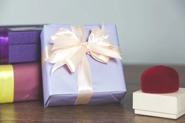 Verschillende Kleurrijke Geschenkdozen Bureau — Stockfoto