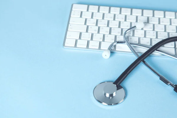 Stathescope Avec Clavier Ordinateur Sur Bureau Bleu — Photo