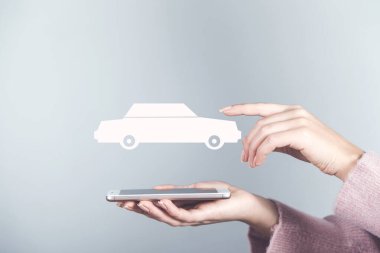  Ekranda araba modeli olan cep telefonu