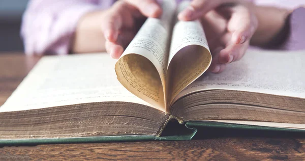 Vrouw Handboek Met Pagina Hart Houten Bureau — Stockfoto