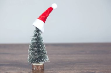 Tatil şapkası ve yazı tahtası masanın üstünde.