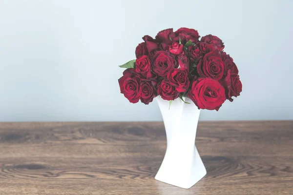 Βάζο Κόκκινα Τριαντάφυλλα Στο Ξύλινο Γραφείο — Φωτογραφία Αρχείου