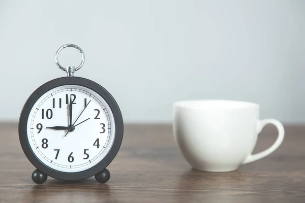 Tazza Caffè Con Orologio Sulla Scrivania — Foto Stock