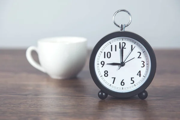 Tazza Caffè Con Orologio Sulla Scrivania — Foto Stock