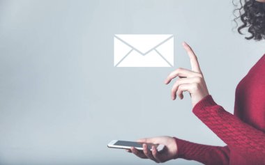 kadın el akıllı telefon ekranda harf simgesi ile