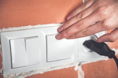 Bir kadın evdeki ışığı yakar