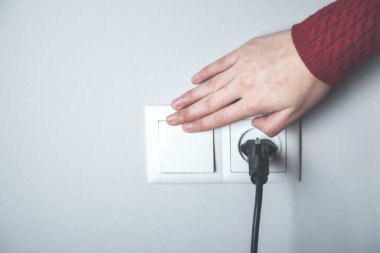 Bir kadın evdeki ışığı yakar