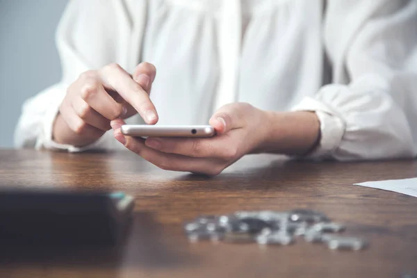 Kvinna Hand Smart Telefon Med Mynt Och Miniräknare Skrivbordet — Stockfoto