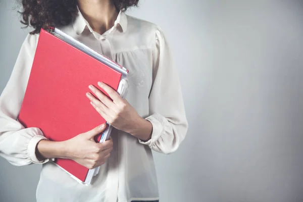 Jong Bedrijf Vrouw Hand Bestanden Grijze Achtergrond — Stockfoto