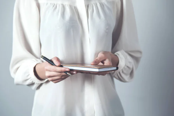 Vrouw Hand Houden Notitieblok Grijze Achtergrond — Stockfoto