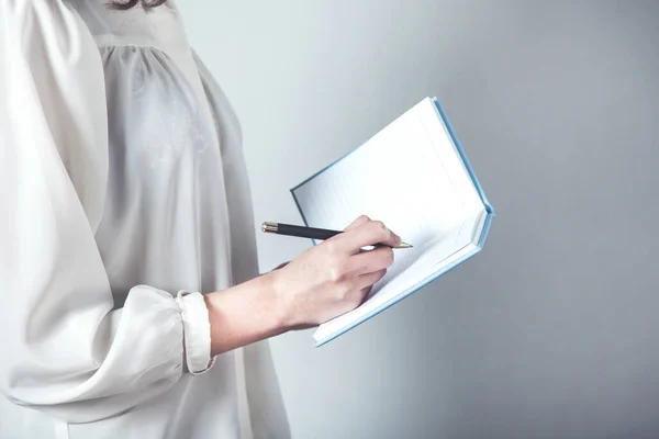 Vrouw Hand Houden Notitieblok Grijze Achtergrond — Stockfoto