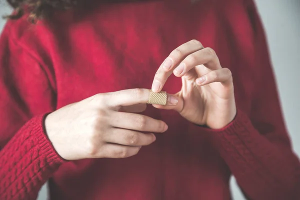 灰色背景上的女性手部绷带 — 图库照片