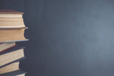 Siyah karatahta arkaplanı üzerine farklı kitaplar