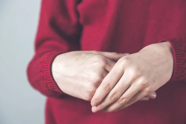 Γυναίκα Χέρι Επίδεσμο Στο Γκρι Φόντο — Φωτογραφία Αρχείου