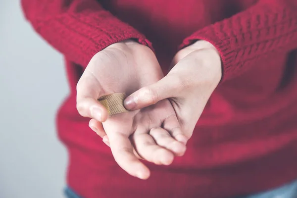 灰色背景上的妇女手绷带 — 图库照片