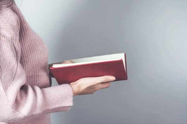 Vrouw Hand Rood Boek Grijze Achtergrond — Stockfoto