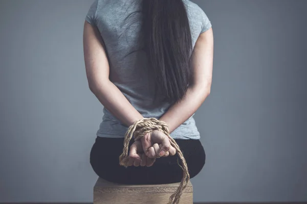 Amarrado Com Corda Triste Mulher Escuro Fundo — Fotografia de Stock