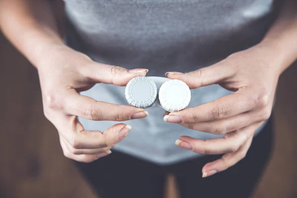 Kvinna Hand Hålla Optiska Linser Grå Bakgrund — Stockfoto