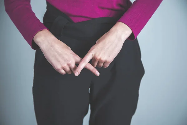 Kvinna Hand Stopp Tecken Kön Grå Bakgrund — Stockfoto