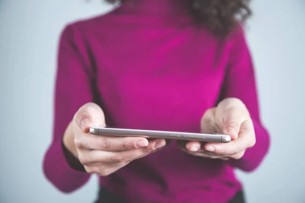 Teléfono Inteligente Mano Mujer Sobre Fondo Gris — Foto de Stock