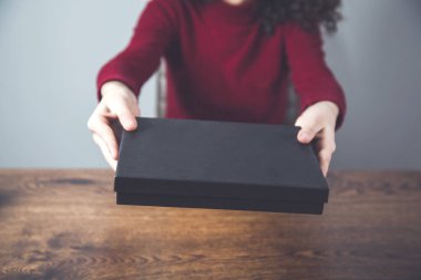 Kadın el bilgisayarı masanın üstünde.