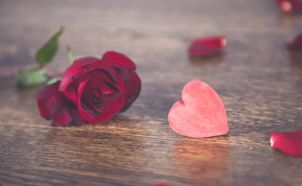 Μπουκέτο Από Κόκκινα Τριαντάφυλλα Και Καρδιά Στο Γραφείο — Φωτογραφία Αρχείου