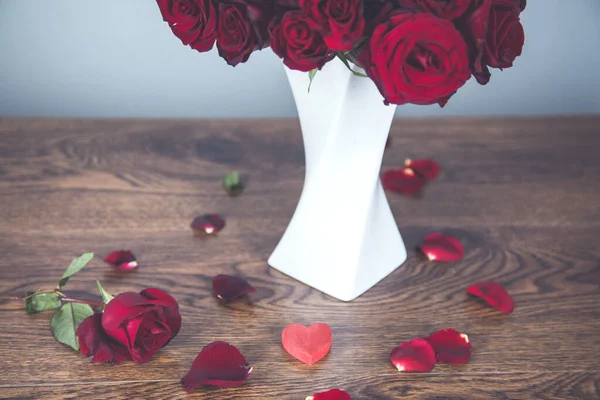 Μπουκέτο Από Κόκκινα Τριαντάφυλλα Και Καρδιά Στο Γραφείο — Φωτογραφία Αρχείου
