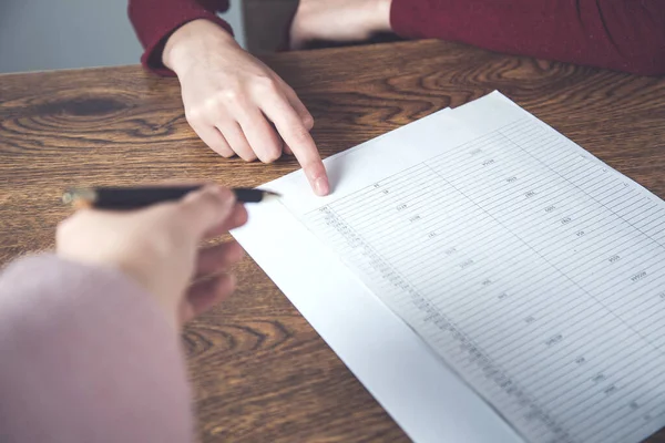 Twee Vrouwelijke Hand Documenten Het Bureau — Stockfoto