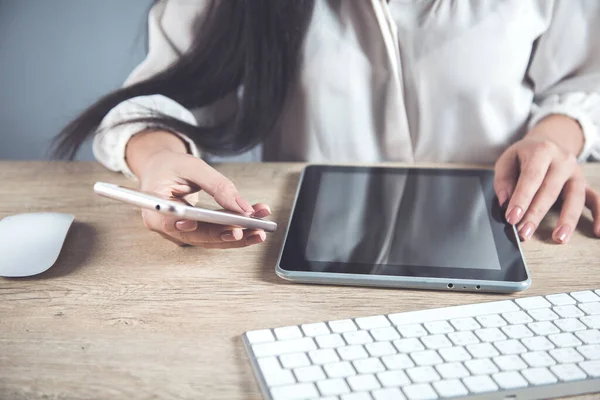 Teléfono Mano Mujer Con Tableta Computadora Escritorio — Foto de Stock