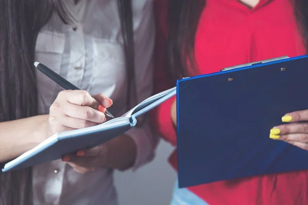 Vrouwen Hand Grafiek Met Documenten Gey Achtergrond — Stockfoto