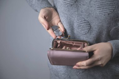 Cüzdanı olan genç bir kadın. 