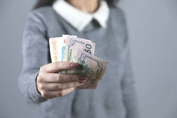 Mujer Mano Dinero Sobre Fondo Pared Gris — Foto de Stock