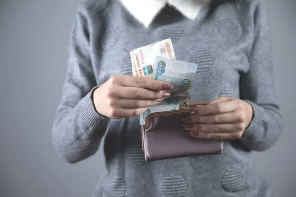 Junge Frau Übergibt Geld Mit Geldbörse — Stockfoto
